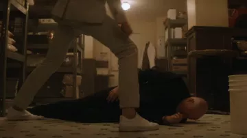 Les sneakers blanches basses portées par The Man from Miami (Pierson Fodé) dans le film The Man from Toronto