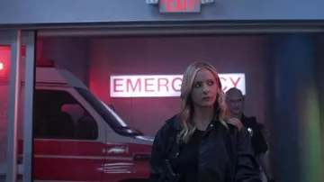 Chaqueta cortavientos usada por Kristin Ramsey (Sarah Michelle Gellar) como se ve en la serie de televisión Wolf Pack (S01E01)