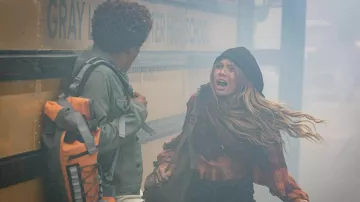 Sac à dos orange et gris porté par Everett Lang (Armani Jackson) dans les tenues de la série télévisée Wolf Pack (S01E01)