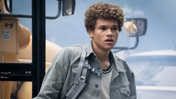 Veste en jean grise portée par Everett Lang (Armani Jackson) dans les tenues de la série télévisée Wolf Pack (saison 1 épisode 1)