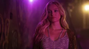 Striped crop top worn by Lu­na Brig­gs (Chloe Rose Robertson) as seen in Wolf Pack outfits (S01E01)