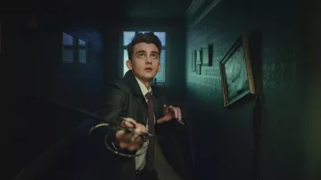 Cravate portée par Anthony Lockwood (Cameron Chapman) dans Lockwood & Co. Outfits (saison 1)