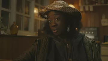 Veste zippée matelassée portée par Flo Bones (Hayley Konadu) vue dans la série télévisée Lockwood & Co. (saison 1)