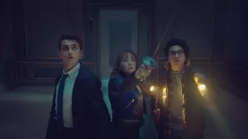 Doudoune portée par George Karim (Ali Hadji-Heshmati) vue dans la série télévisée Lockwood & Co. (saison 1)