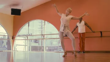 Chaussures à talons portées par Pamela Anderson comme on le voit dans Pamela, un documentaire Love Story
