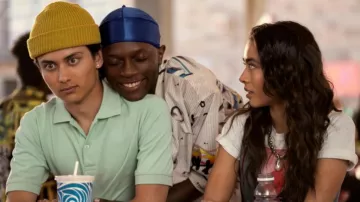 Polo vert menthe porté par Cameron (Tenzing Norgay Trainor) vu dans les tenues de la série télévisée Freeridge (saison 1)