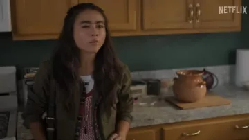Veste vert olive portée par Demi (Ciara Riley Wilson) vue dans la série télévisée Freeridge (saison 1)