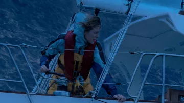 Combinaison de voile jaune portée par Jessica Watson (Teagan Croft) comme on le voit dans True Spirit