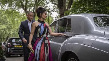 Robe imprimée portée par Mike Lane (Salma Hayek) vue dans le film Magic Mike’s Last Dance