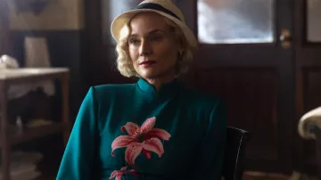 Robe florale bleue portée par Clare Cavendish (Diane Kruger) vue dans Marlowe