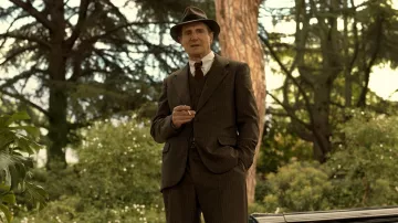 Striped 3 pieces suit worn by Philip Marlowe (Liam Neeson) as seen in Marlowe