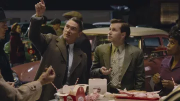 Gabardina de lana usada por Jack (Billy Crudup) como se ve en Hello Tomorrow! Vestuario de series de TV (Temporada 1)