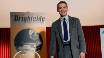 Corbata azul usada por Jack (Billy Crudup) como se ve en Hello Tomorrow! vestuario (Temporada 1)