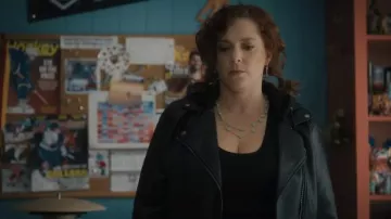 Veste en cuir portée par Scarlet (Rachel Bloom) vue dans Your Place or Mine