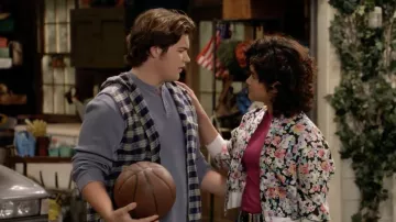 Veste bomber à fleurs portée par Nikki (Sam Morelos) dans les tenues de la série télévisée That '90s Show (saison 1 épisode 7)