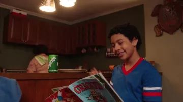 Cracked Magazine lu par Dwayne Johnson (Adrian Groulx) vu dans Young Rock (S03E09)