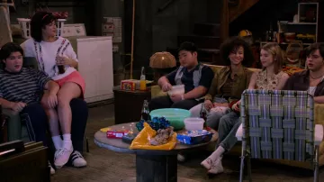 Baskets roses portées par Nikki (Sam Morelos) comme on le voit dans la série télévisée That '90s Show (S01E02)
