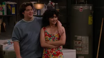 Robe à fleurs portée par Nikki (Sam Morelos) vue dans That '90s Show (saison 1 épisode 3)
