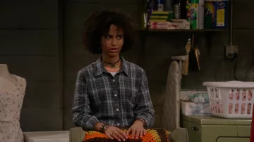 Chemise en flanelle grise portée par Gwen Runck (Ashley Aufderheide) vue dans That '90s Show (S01E08)