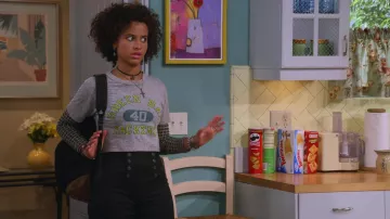 Tee gris des Packers de Green Bay porté par Gwen Runck (Ashley Aufderheide) comme on le voit dans That '90s Show (S01E10)