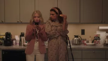 Blazer rosa usado por Kate Keller (Tavi Gevinson) como se ve en Gossip Girl (S02E09)