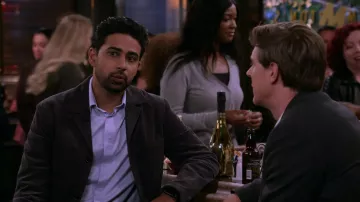 Veste blazer portée par Sid (Suraj Sharma) dans l’émission télévisée How I Met Your Father (S02E01)
