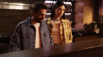Sur-chemise à carreaux jaune portée par Hikari (Amy Lin Workman) comme on le voit dans Teen Wolf: The Movie