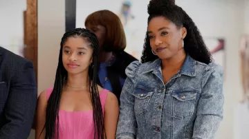 Veste en jean portée par Lisa (Simone Joy Jones) dans les tenues de la série télévisée Bel-Air (saison 2)