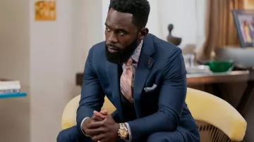 Montre en or portée par Geoffrey (Jimmy Akingbola) comme on le voit dans la série télévisée Bel-Air (saison 2)