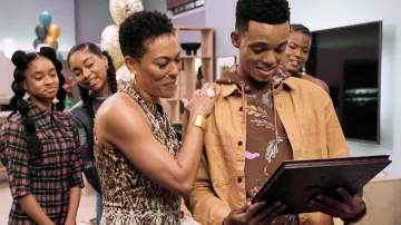 Sweat à capuche imprimé marron porté par Will Smith (Jabari Banks) comme on le voit dans la garde-robe de la série télévisée Bel-Air (saison 2)