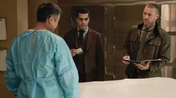 Veste vert olive portée par Michael (Jake McLaughlin) vue dans Will Trent (S01E04)