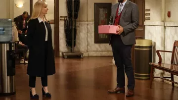 Chaussures noires à talons portées par Abby Stone (Melissa Rauch) dans l’émission télévisée Night Court (S01E03)