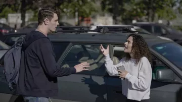 Pull porté par Ava (Stephanie Nogueras) comme on le voit dans la série télévisée Accused (saison 1 épisode 2)