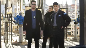 Sunglasses worn by Supervisory Special Agent Remy Scott (Dylan McDermott) as seen in FBI: Most Wanted (S04E11)