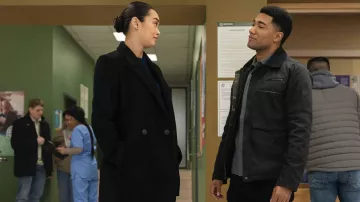 Manteau noir porté par l’agent spécial Cameron Vo (Vinessa Vidotto) vu dans FBI: International Wardrobe (S02E11)