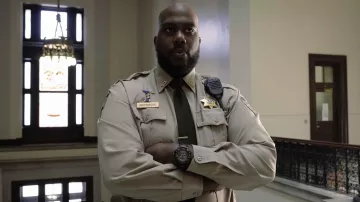 Montre numérique Casio G-Shock portée par Alan Underwood (Jock McKissic) vue dans Your Honor (S02E02)