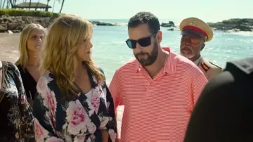 Polo rayé porté par Nick Spitz (Adam Sandler) comme on le voit dans le film Murder Mystery 2