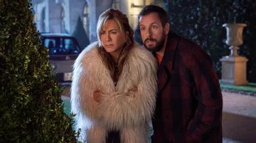 Manteau à carreaux porté par Nick Spitz (Adam Sandler) comme on le voit dans la garde-robe de Murder Mystery 2