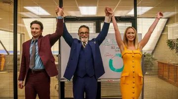 Robe jaune portée par Liza Drake (Emily Blunt) vue dans les tenues du film Pain Hustlers