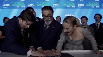 Robe à carreaux portée par Liza Drake (Emily Blunt) vue dans Pain Hustlers