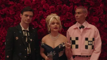 Blazer de costume noir brodé de fleurs porté par Max Wolfe (Thomas Doherty) vu dans Gossip Girl (S02E10)