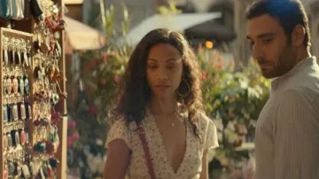 La robe Adra de chez DOEN portée par Amy Whee­ler (Zoe Saldana) dans la série Le Goût de vivre (Saison 1 Épisode 1)