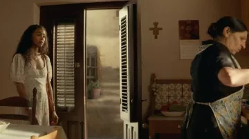 La robe "Tetra" de la marque Doen portée par Amy Whee­ler (Zoe Saldana) dans la série Le Goût de vivre