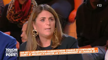 Les boucles d'oreilles dorées portées par Valerie Benaim dans l'émission Touche pas à mon poste! le 31.01.2023