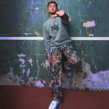 Le pantalon imprimé porté par Inoxtag sur son compte Instagram @inoxtag