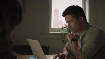 Montre ronde en noir portée par Matthew Ward (Warren Christie) dans les tenues de la série télévisée The Watchful Eye (saison 1 épisode 2)