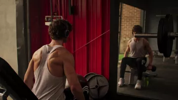 Débardeur Adidas Sports porté par Harlan Briggs (Tyler Lawrence Gray) vu dans Wolf Pack (S01E02)