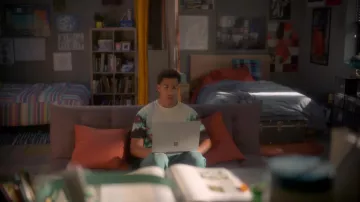 T-shirt imprimé porté par Andre Johnson, Jr. (Marcus Scribner) vu dans des tenues de séries télévisées adultes (S05E12)