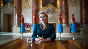 Uniforme azul usado por Kate Winslet como se ve en el programa de televisión The Palace (Temporada 1)