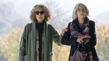 Foulard multicolore porté par Claire (Jane Fonda) comme on le voit dans Moving On